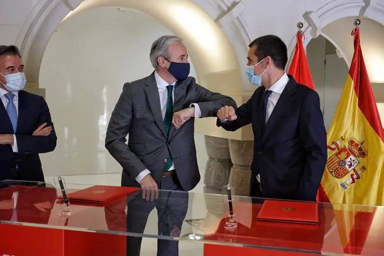El alcalde de Zaragoza, Jorge Azc&oacute;n, y el delegado territorial de Quir&oacute;nsalud, Germ&aacute;n Barraqueta, han formalizado la firma de la compraventa de suelos para levantar el nuevo hospital privado