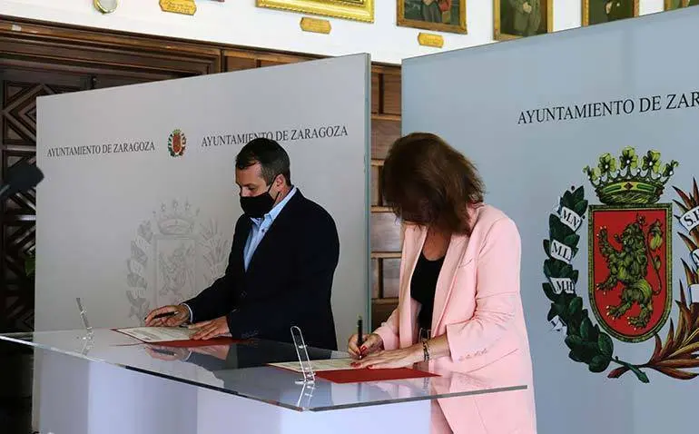 Jos&eacute; Antonio Pueyo y Carmen Herrarte, durante la firma 