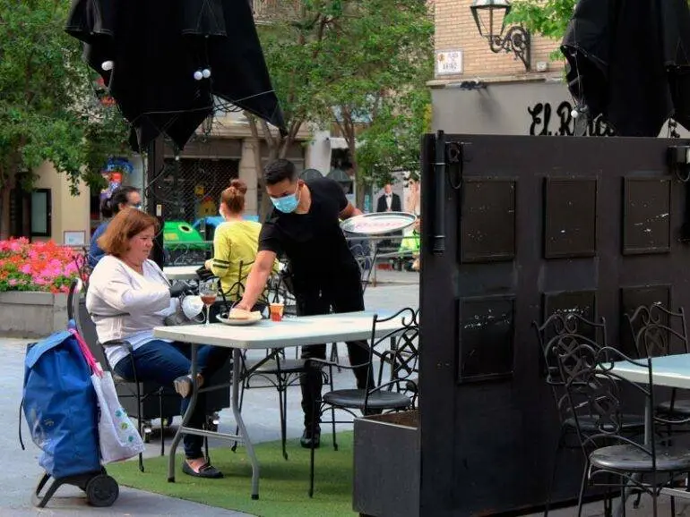 Las terrazas de los bares tendr&aacute;n que cerrar una hora antes entre semana y media hora durante el fin de semana