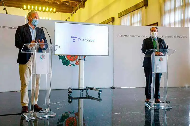 El alcalde de Zaragoza, Jorge Azc&oacute;n, y el director general de Telef&oacute;nica Este, Jos&eacute; Manuel Casas, han anunciado esta ma&ntilde;ana las ventajas de esta red de quinta generaci&oacute;n que sit&uacute;a a Zaragoza al nivel de las grandes capitales europeas en materia de conectividad