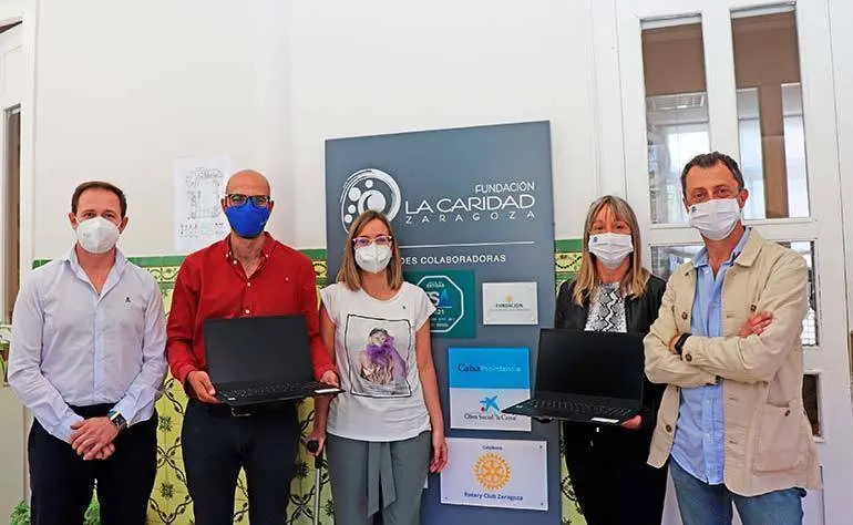 De izquierda a derecha.- Lucio de la Cruz, secretario de Rotary Club Zaragoza; el tesorero de Rotary Club Zaragoza, Manuel de Codes; la presidenta de Rotary Club Zaragoza, Elena Sabroso; la directora de Secundaria del colegio Cant&iacute;n y Gamboa, Matilde Buitrago, y el director de Fundaci&oacute;n La Caridad, Daniel Gimeno