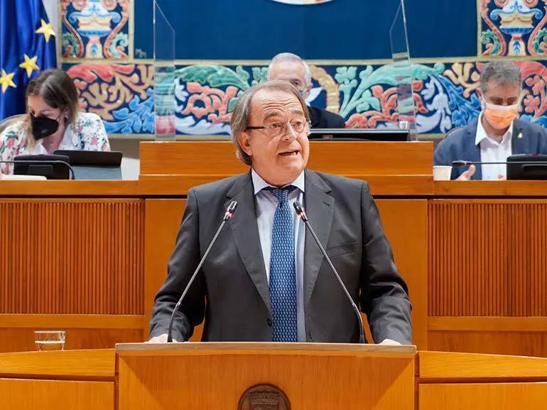 El consejero P&eacute;rez Anad&oacute;n ha recordado que la Comunidad cerr&oacute; 2020 con super&aacute;vit