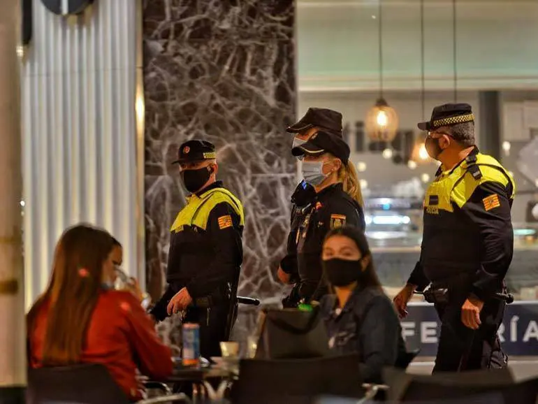 Los agentes pusieron casi 500 sanciones por fumar sin mantener la distancia en terrazas