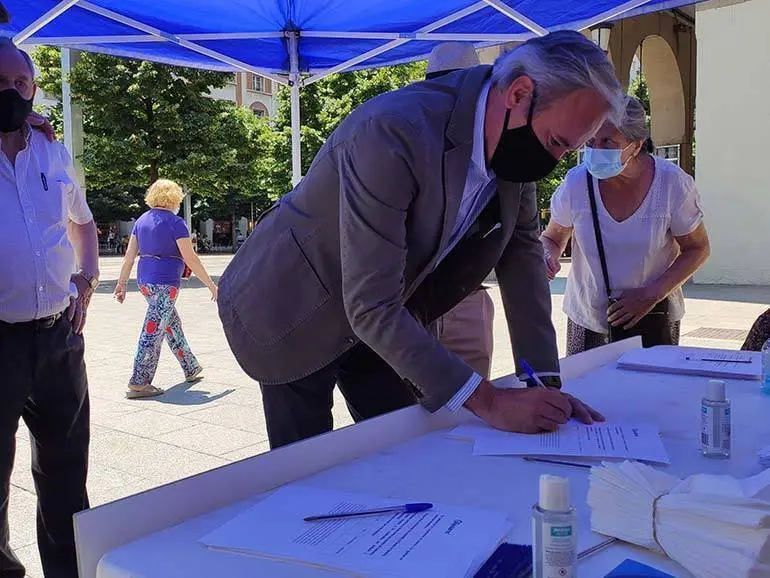 El popular ha firmado en la mes que su partido ha instalado en Zaragoza para recoger apoyos en contra de los indultos