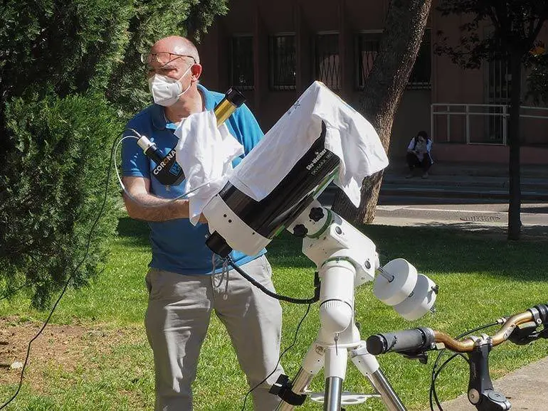 Un peque&ntilde;o telescopio en el campus San Francisco ha captado el momento en el que la Luna se interpon&iacute;a entre el Sol y la Tierra