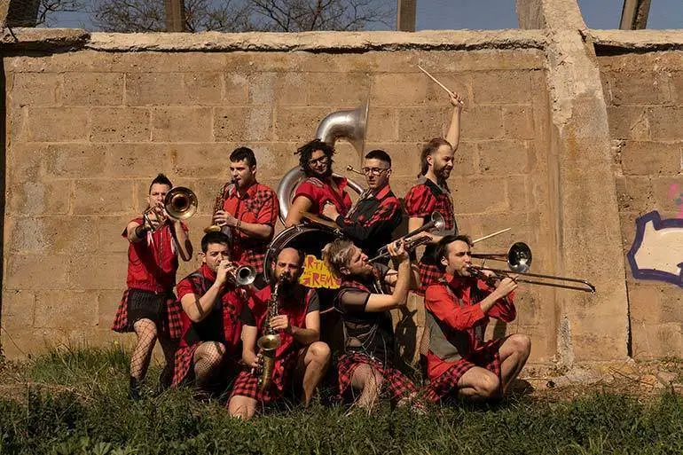 Artistas del Gremio, la charanga que triunfa en Arag&oacute;n 