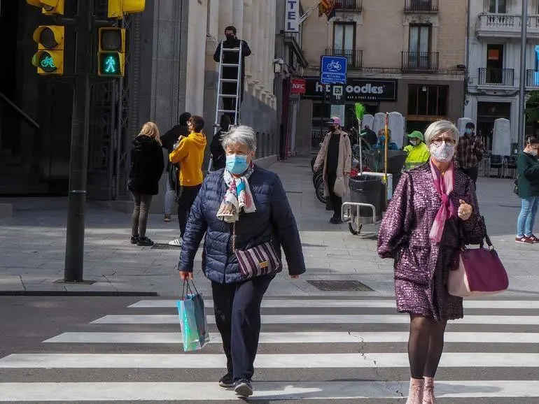 El nuevo decreto establece, entre otros aspectos, que este s&aacute;bado deje de ser obligatorio llevar mascarilla al aire libre 