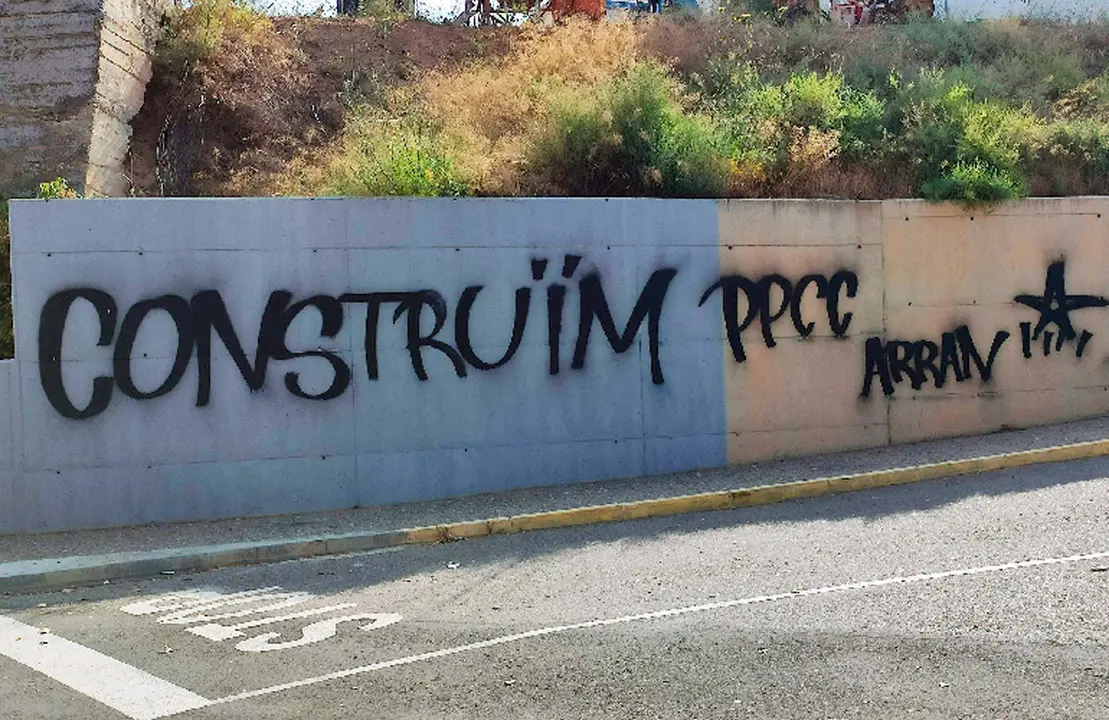 Las pintadas est&aacute;n firmadas por Arran, organizaci&oacute;n independentista vinculada con la CUP