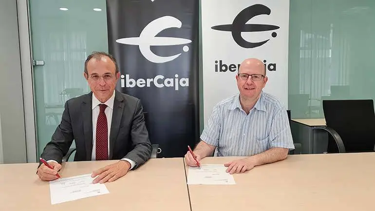 El director territorial de Ibercaja en Arag&oacute;n, Antonio Lacoma, y el director del festival, Ra&uacute;l Garc&iacute;a Medrano, durante la firma 
