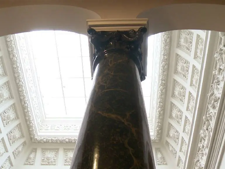En el Palacio se utilizaron los mejores materiales: piedra negra, caoba, piedra caliza,,,