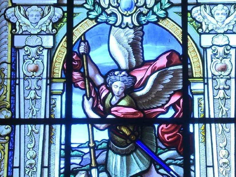 La vidriera de la capilla, dedicada a San Miguel, es la &uacute;nica original que se conserva en la villa