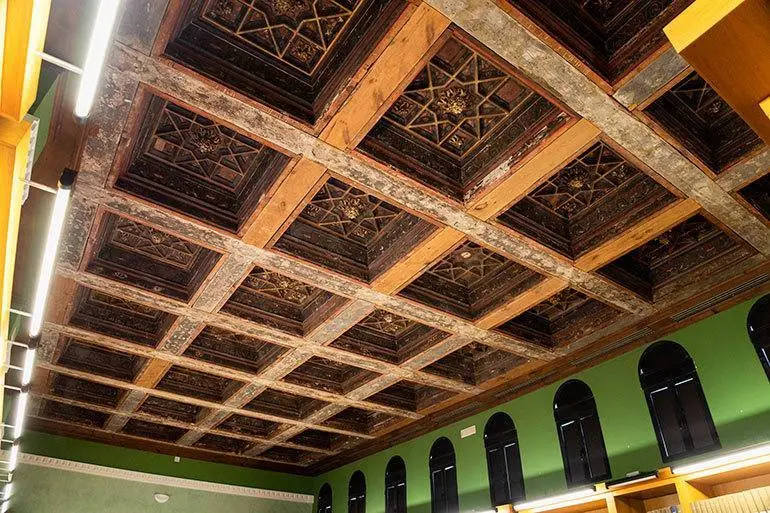 Techumbre original de la Casa de Gabriel S&aacute;nchez colocada en la sala hemeroteca del Palacio de Montemuzo