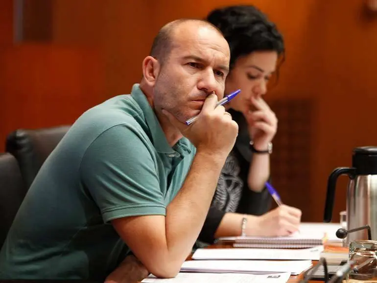 Maestro de profesi&oacute;n, Gamarra ocup&oacute; cargos parlamentarios en la Comisi&oacute;n de Educaci&oacute;n, Cultura y Deporte
