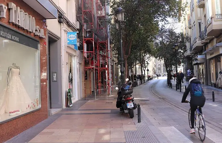 Se promueve la sostenibilidad en el transporte, sugiriendo el uso de la bicicleta o ir andando al trabajo