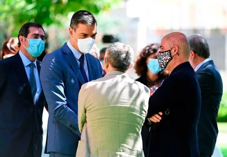 El presidente Pedro S&aacute;nchez en julio pasado con los responsables de UGT, CCOO y CEOE | Foto: La Moncloa