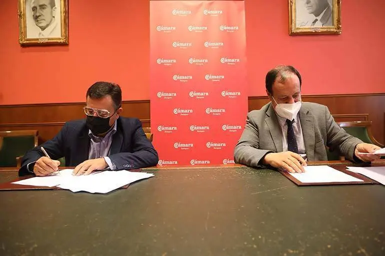 El presidente del Colegio de Mediadores de Seguros de Zaragoza, Miguel de las Morenas, y el secretario general de C&aacute;mara Zaragoza, Jos&eacute; Miguel S&aacute;nchez, durante la firma del acuerdo
