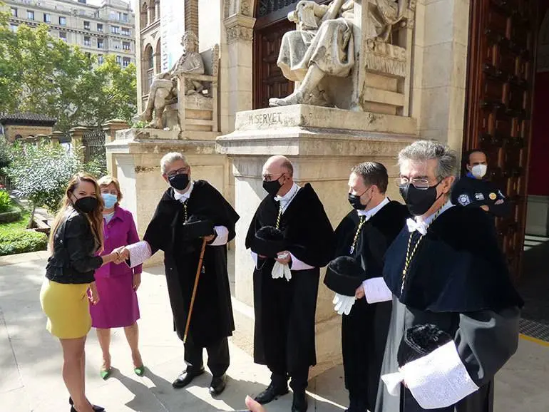 D&iacute;az y Mayoral se estrechan la mano en se&ntilde;al del acuerdo alcanzado 
