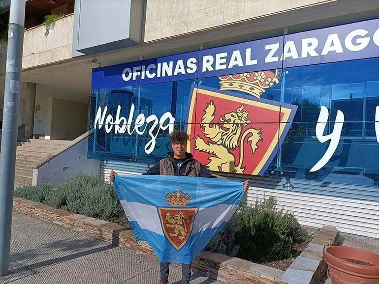 El argentino Gast&oacute;n, con su bandera argentina y zaragocista