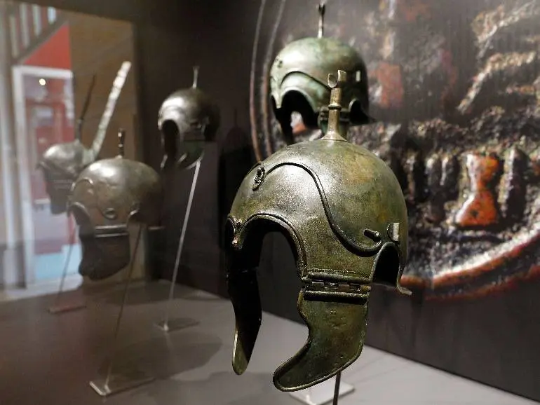 Los siete cascos hispano-calc&iacute;dicos recuperados se exponen en el Museo de Zaragoza y proceden de una ciudad llamada Aratis, ubicada en la Comarca del R&iacute;o Aranda