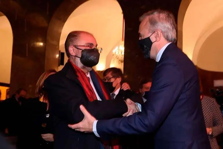 El presidente de Arag&oacute;n, Javier Lamb&aacute;n, y el alcalde de Zaragoza, Jorge Azc&oacute;n, estrechan la mano en el marco de la comisi&oacute;n bilateral celebrada entre Gobierno de Arag&oacute;n y Ayuntamiento de Zaragoza