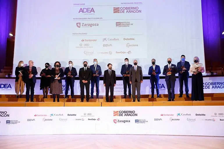 Foto de familia de todos los premiados