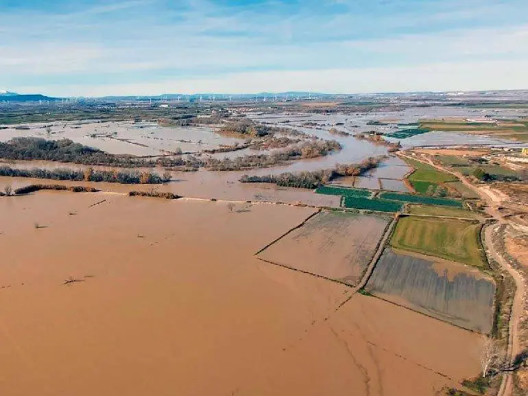 Los trabajos del dispositivo activado por los Gobiernos de Arag&oacute;n y de Espa&ntilde;a se centran ahora en &ldquo;preservar las vidas humanas y los cascos urbanos&rdquo;. Foto: Guardia Civil