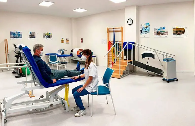 Los p&oacute;steres de estas salas evocan momentos o sitios que pueden ayudar a mejorar el estado de &aacute;nimo de los pacientes. Imagen de la Sala de Villena (Alicante)