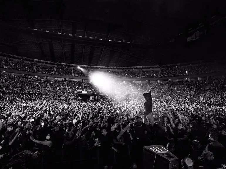 El cantante ha relatado en sus redes sociales que a partir de septiembre se dedicar&aacute; a componer y escribir. Foto: RRSS Enrique Bunbury