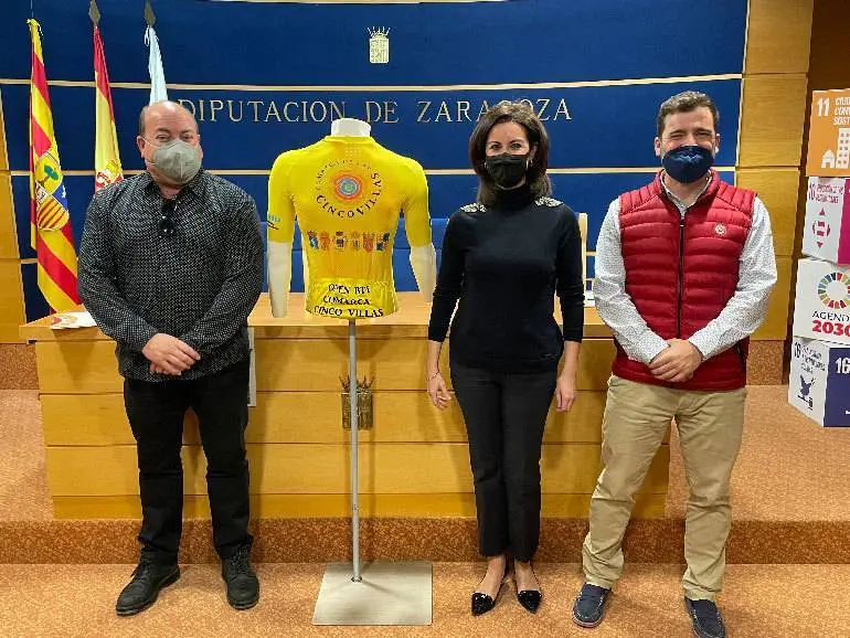 El presidente de la Comarca de las Cinco Villas, Santos Navarro; la alcaldesa de Ejea de los Caballeros, Teresa Ladrero y el t&eacute;cnico de deportes de la Comarca de las Cinco Villas, Jes&uacute;s Navarro. Foto: DPZ