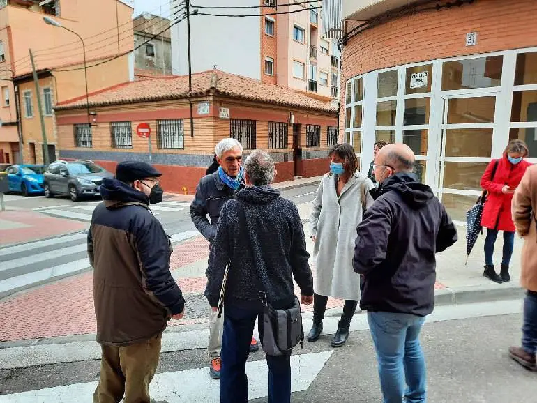 La portavoz socialista ha visitado las obras junto a varios vecinos, en donde ha escuchado sus principales reivindicaciones