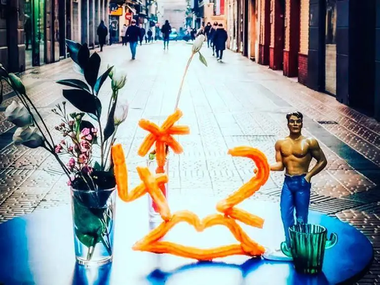 No son unos churros cualesquiera, estos hacen de modelos y posan para la c&aacute;mara de Jes&uacute;s Urcola, el propietario de la Chocolater&iacute;a San Miguel