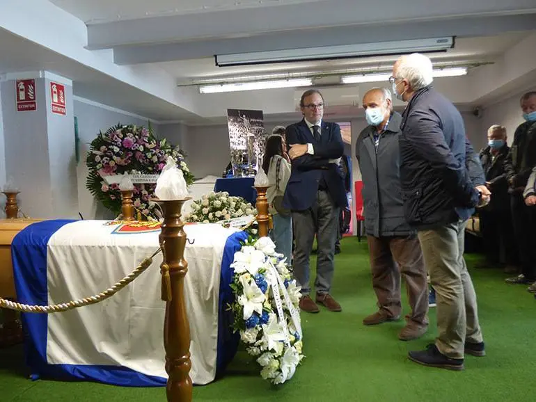 El "Magn&iacute;fico" Canario, compa&ntilde;ero de Violeta, muestra sus respetos a su amigo
