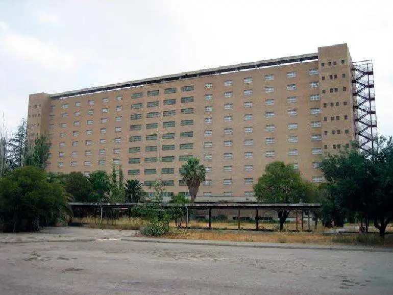 Este espacio cerr&oacute; en 1997 por las graves deficiencias constructivas que afectan a la mayor parte de sus edificaciones