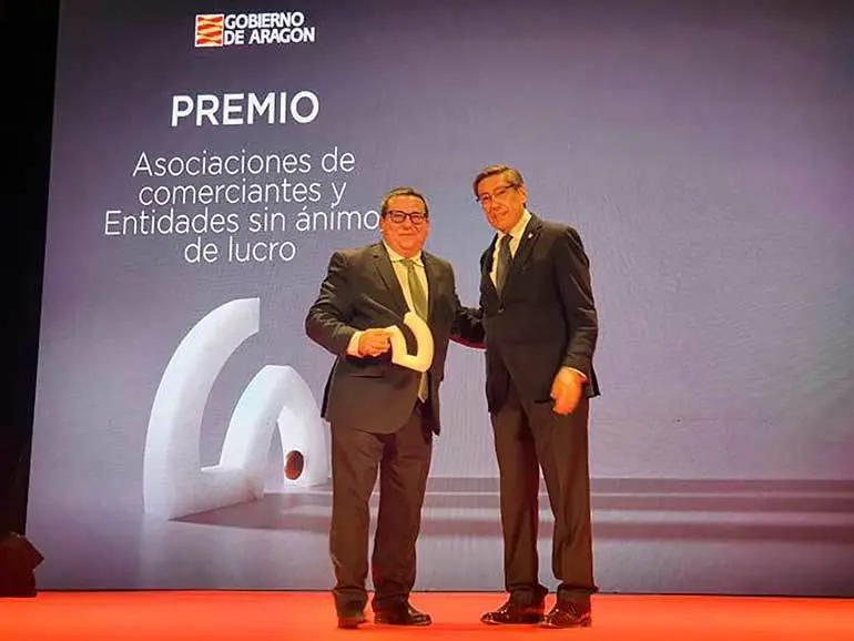 El presidente de ECOS, Antonio Tornos, recibe el premio de manos de Arturo Aliaga

