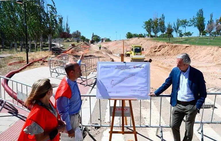 El alcalde de Zaragoza, Jorge Azc&oacute;n, durante la visita a los trabajos de prolongaci&oacute;n
