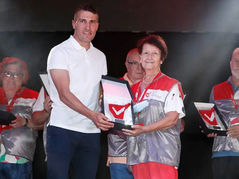 El capit&aacute;n del Real Zaragoza, Alberto Zapater, es el nuevo padrino del cuerpo de voluntarios.