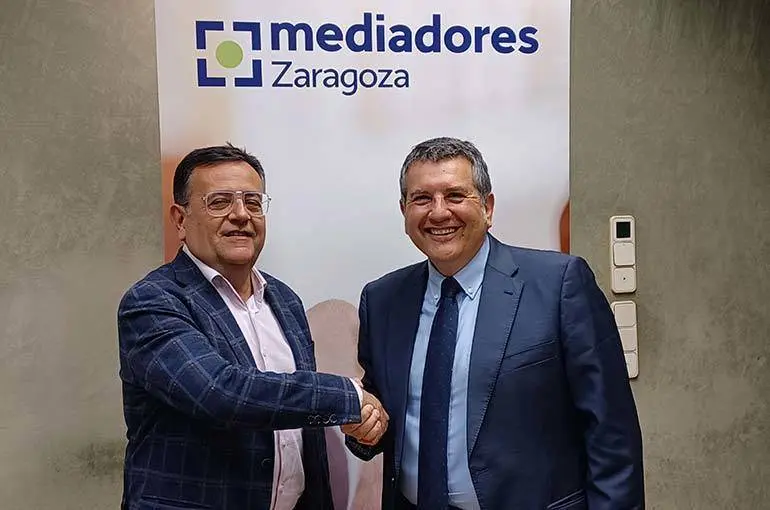En la r&uacute;brica estuvieron el director de Zona Noreste de Pelayo, Luis Ros, y el presidente del Colegio, Miguel de las Morenas