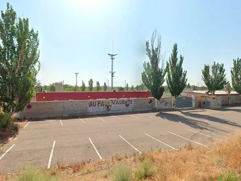 El acondicionamiento del campo de f&uacute;tbol en San Juan de Mozarrifar es una de las obras que impulsar&aacute; este convenio