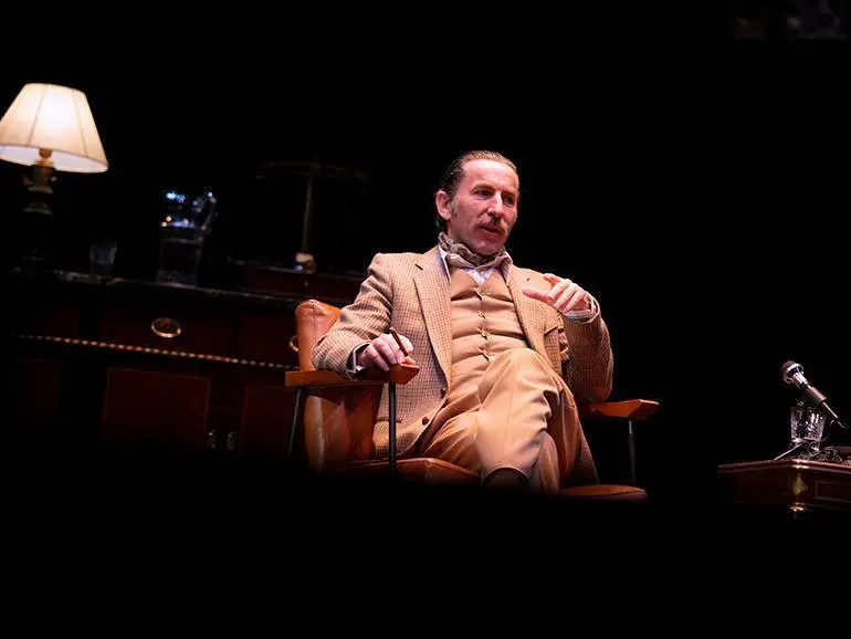 El actor se mete en la piel de Maurice Rossel en la obra "Un hombre de paso"
