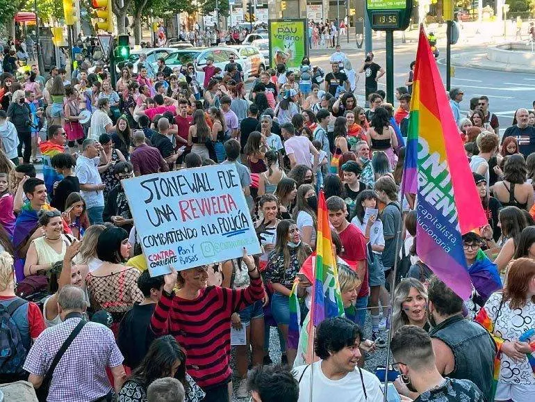 La manifestaci&oacute;n del D&iacute;a del Orgullo ha vuelto a Zaragoza bajo un halo de normalidad