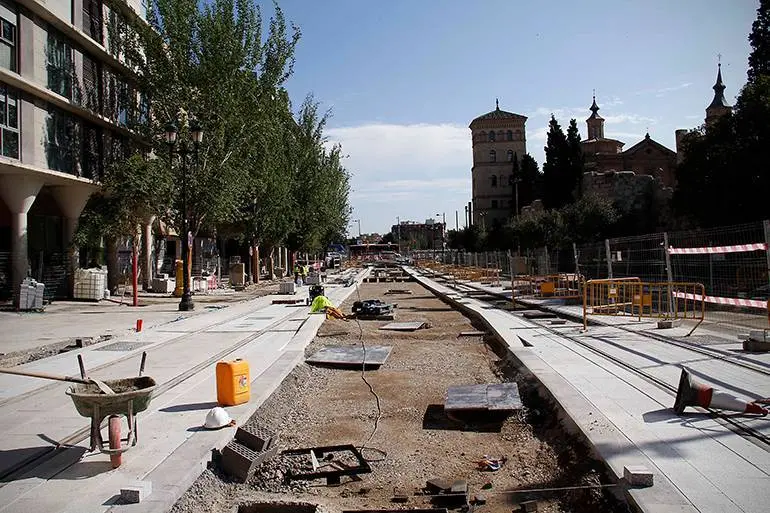 Estado de las obras del tranv&iacute;a en 2012 a su paso por las murallas romanas