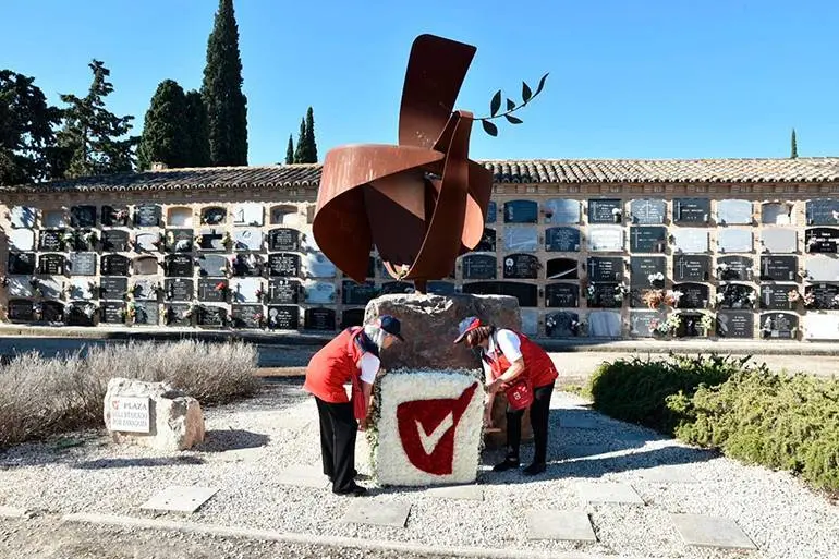 El homenaje a los voluntarios fallecidos ha tenido lugar en el cementerio de Torrero