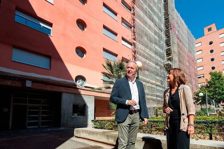 El alcalde de Zaragoza, Jorge Azc&oacute;n, y la concejal de Vivienda, Carolina Andreu, han conocido las obras de rehabilitaci&oacute;n en el Actur