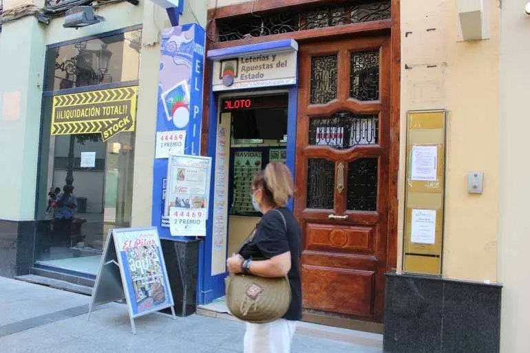 Varios clientes eligen una fecha se&ntilde;alada o terminaciones impares para marcar la suerte del sorteo.