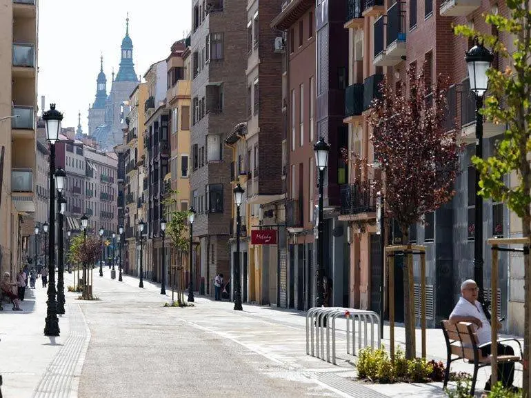 El retirado del adoquinado y la ampliaci&oacute;n de las aceras son algunas de las novedades m&aacute;s llamativas | Foto: Laura Trives