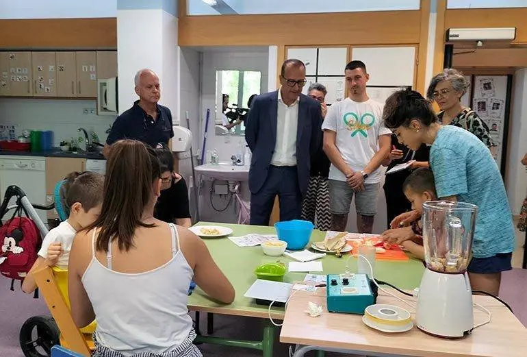 El consejero de Educaci&oacute;n, Cultura y Deporte del Gobierno de Arag&oacute;n, Felipe Faci, ha visitado esta ma&ntilde;ana los talleres del CEE Jean Piaget