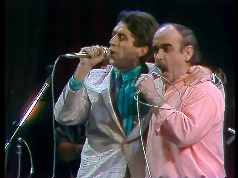 Joaqu&iacute;n Sabina y Jos&eacute; Antonio Labordeta, en una imagen de la pel&iacute;cula. 