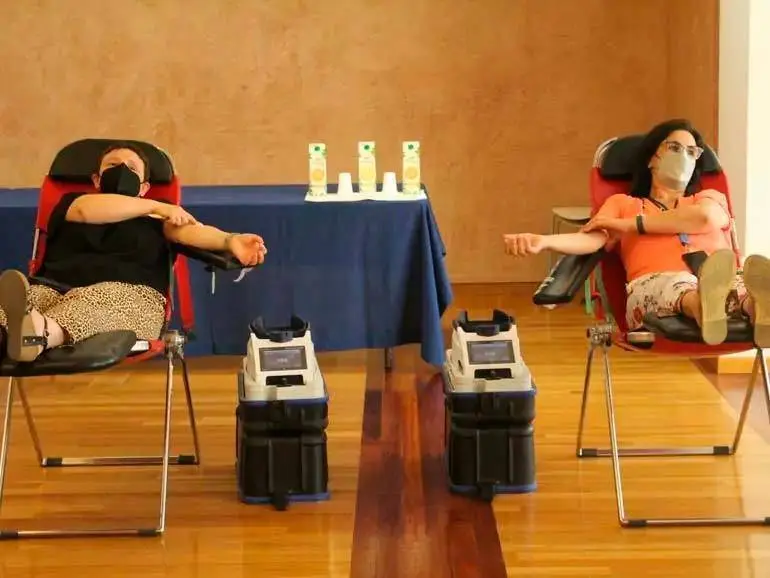 Imagen de archivo de dos personas donando sangre
