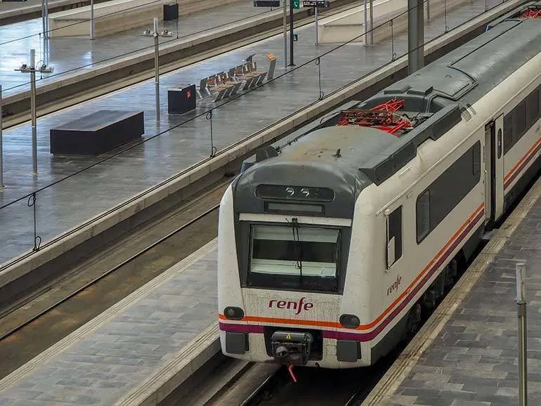 Hasta el 16 de noviembre estar&aacute; cortada la circulaci&oacute;n en el trayecto Hoya de Huesca-Ayerbe, mientras que hasta el 31 de agosto se ver&aacute; afectado el tr&aacute;fico ferroviario en el tramo Villanueva de G&aacute;llego-Zuera-Almud&eacute;var