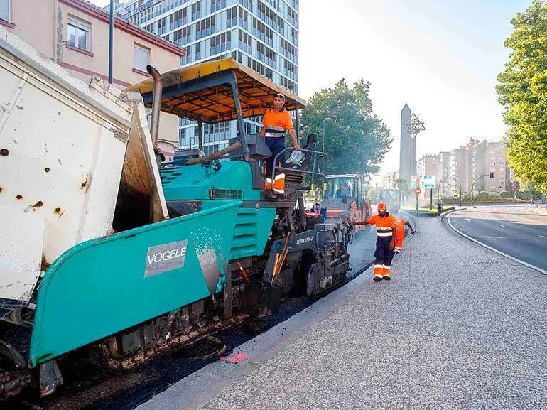 Operaci&oacute;n asfalto en una calle de Zaragoza